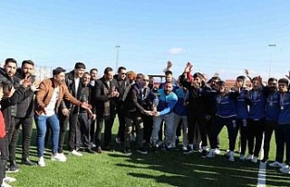 Sazlıspor, şampiyonluk kupasını Başkan Arıkan’ın...