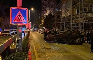 Aydınlatma direğine çarpıp takla attı: 4 yaralı