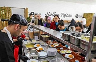Efeler Belediyesi Kent Lokantası iftarda vatandaşlara...