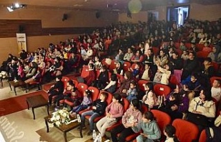 Germencikli çocuklar, müzikli tiyatro ile eğlendi