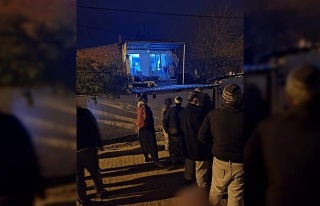 İncirliova’da bir kadın evinin kapısının önünde...