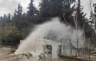 Kuşadası’nda isale hattı patladı, mezarlığı...
