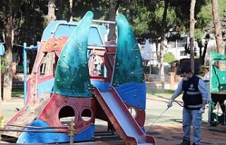 Nazilli Belediyesi oyun alanlarını dezenfekte ediyor