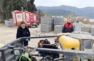 Parke taşı taşıyan forklift devrildi: 1 yaralı