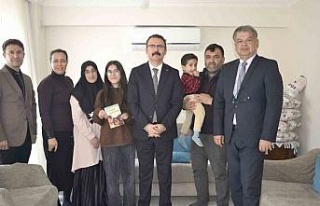 Sultanhisar Kaymakamı Ateş öğrencilerin evlerine...