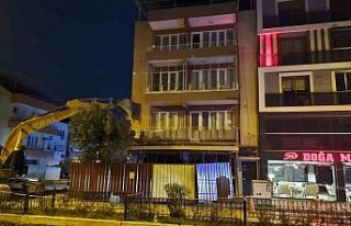 3 katlı bina yıkılmasın diye kepçeyle desteklendi