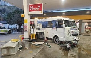 Akaryakıt istasyonunu savaş alanına çeviren minibüs...