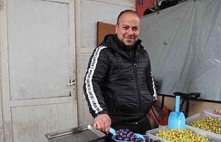 Altı aylık zahmetin ürünü mor ve pembe zeytinler...