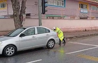 Aydın’da arızalanan araca polis yardımı