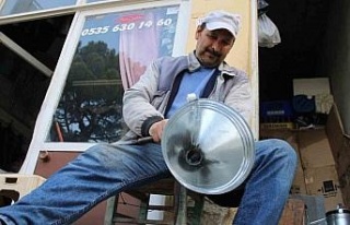 Bir metrekarelik dükkanda ekmeğini çıkarıyor