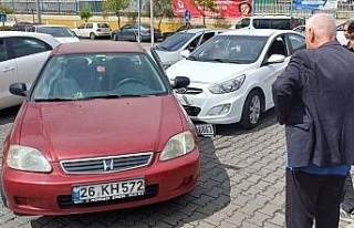 Çarpıştığı aracın kapısına plakası saplandı