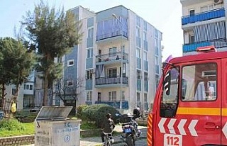 Çatıya çıkan yaşlı kadını ekipler ikna etti