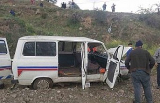 Kontrolden çıkan minibüs şarampole yuvarlandı