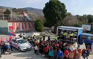 Kuyucak ve Buharkent’te öğrencilere emniyet kemerinin...