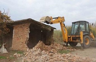 Nazilli Belediyesi, metruk binaları yıkıyor
