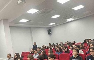 Öğrenciler sağlık sektörü ve hekimliği yakından...
