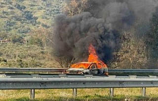 Otoyolda yanan araç hurdaya döndü