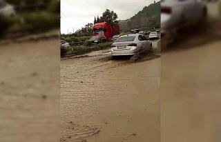 Söke’de sağanak yağış etkili oldu, karayolu...