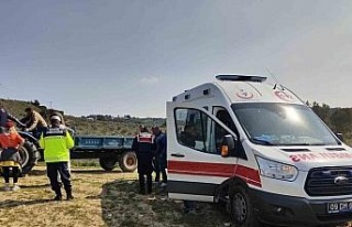 Tarlada devrilen traktörün üzerinden savrulan çiftçi...