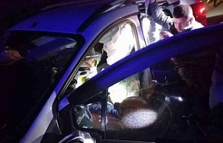 Ticari araç bariyere ok gibi saplandı: 4 yaralı