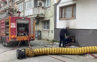 Beş katlı apartmanda yangın paniği: Mahsur kalan...