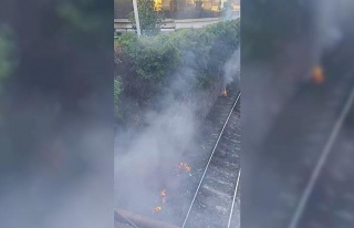 Demiryolunda yakarak temizlik çalışması vatandaşları...