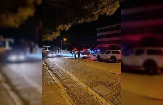 Durdurulan araçtan ruhsatsız tüfek ve tabanca ele...