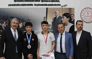 Efeler’de şampiyon öğrenciler ödüllendirildi