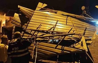 Fırtınada uçan su deposu, yan evin banyosuna düştü
