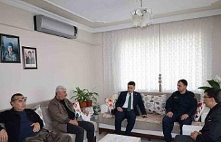 Kaymakam Gündoğdu şehit ailelerine Türk Bayrağı...