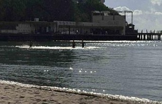 Kuşadası’nda yağmurlu havada deniz keyfi yaptılar