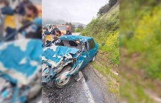 Tıra çarpan Fiat Tofaş otomobil kağıt gibi ezildi