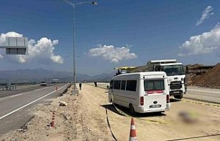 Geri manevra yapan minibüsün altında kalarak can...