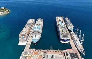Kuşadası’na aynı anda 5 kruvaziyer demirledi