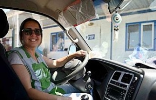 Alo Çöp Taksi direksiyonuna geçip, dar sokaklarda...