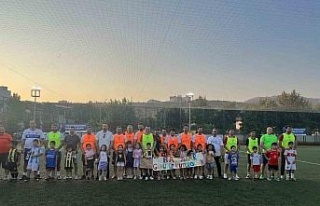 Babaları sahada çocuklar ise tribünde ter döktü