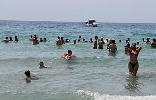 Kuşadası’nda plajlarda bayram yoğunluğu