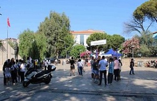 Öğrenciler sınavda veliler dışarıda ter döktü