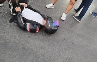 Ters yönden dönüş yapan araç motosikletle çarpıştı:...