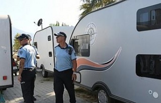 Kuşadası’nda zabıta ekiplerinden çadır ve karavan...