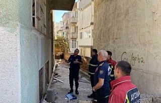 Apartmanların arasından yükselen dumanlar ekipleri...