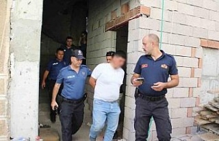 Çatıya çıkan şahsı ekipler ikna edip indirdi