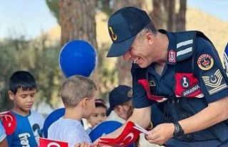 Jandarmadan öğrencilere Türk bayrağı