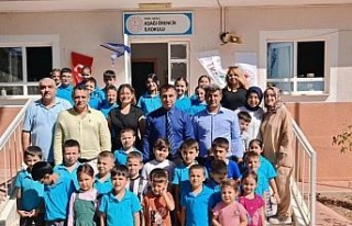 Nazilli’de öğrenciler zeytin fidanlarını toprakla...