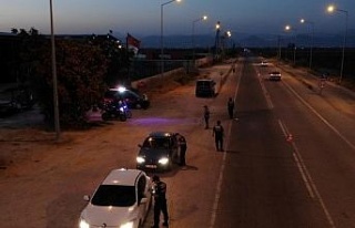 Şok yol denetiminde 2 aranan şahıs yakalandı