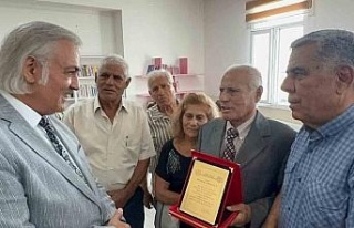 Sökeli hayırsever eşinin ismini okul kütüphanesinde...