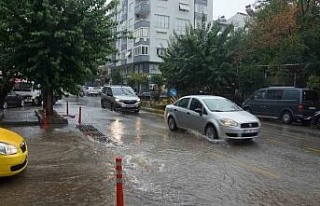 Aydın’da sağanak yağış etkili oluyor