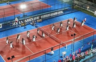 Kuşadası’nda Cumhuriyet coşkusu kortlara taşındı