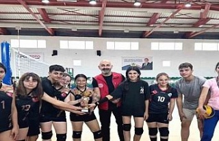 Liseli gençler şampiyonluk için ter döktü