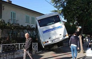 Minibüs evin bahçesine girdi